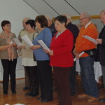 A Borostyán nyugdíjas klub tagjai énekelnek