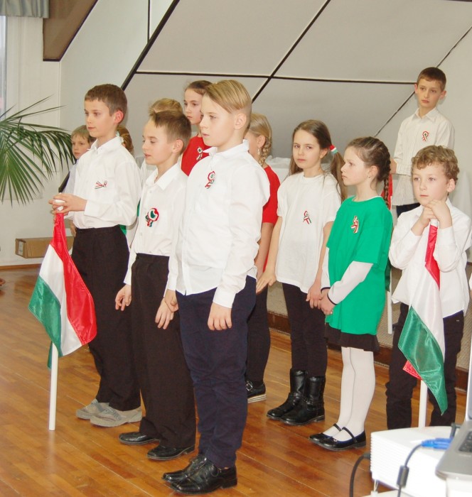 Vámosszabadi iskolások a megemlékezésen.