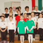 A vámosszabadi iskola diákjai és a Borostyán klub tagjai a megemlékezésen