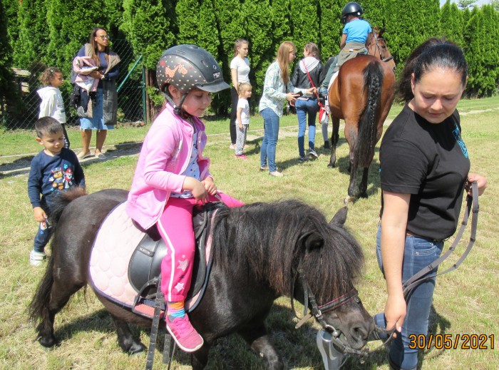 A lovaglás az Örömkő Lovarda támogatásával valósult meg.