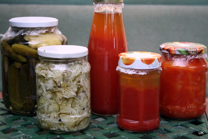 sok finomságból azért jusson a téli vitaminszegényebb napokra is. A befőzést is minél kevesebb tartósítószer nélkül végezzük.