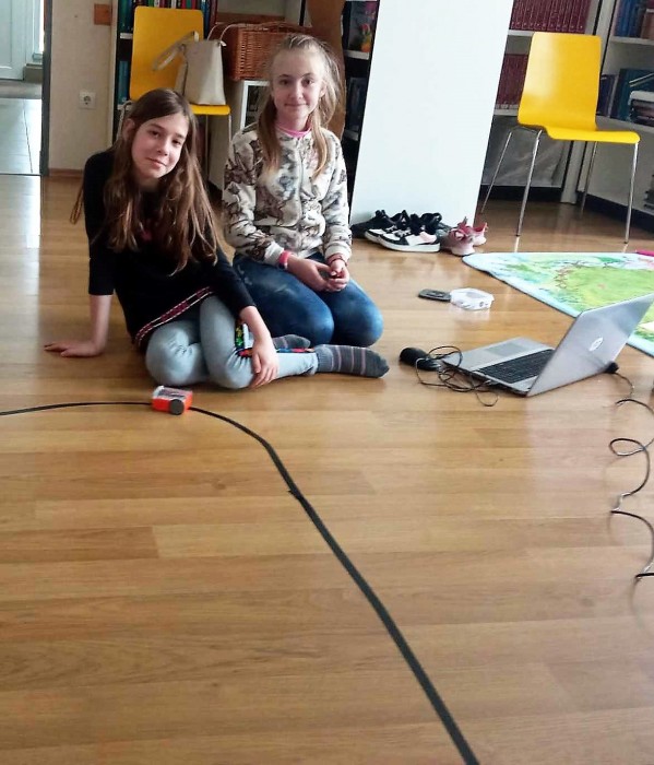 A robot követi a földre ragasztott fekete vonalat